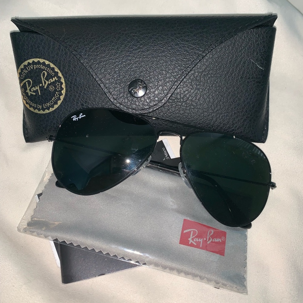 Black aviator Ray bans